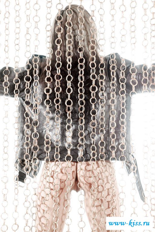 Нетерпеливая фифочка крутит обнаженной попкой