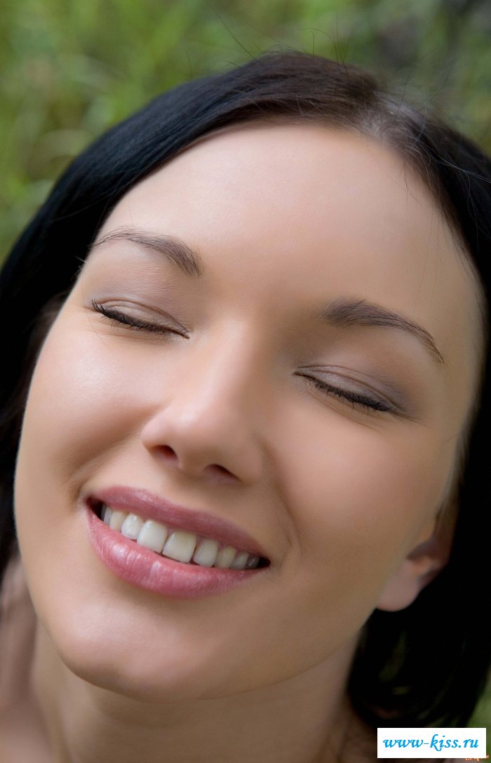 Обнаженная девушка с идеальной киской танцует