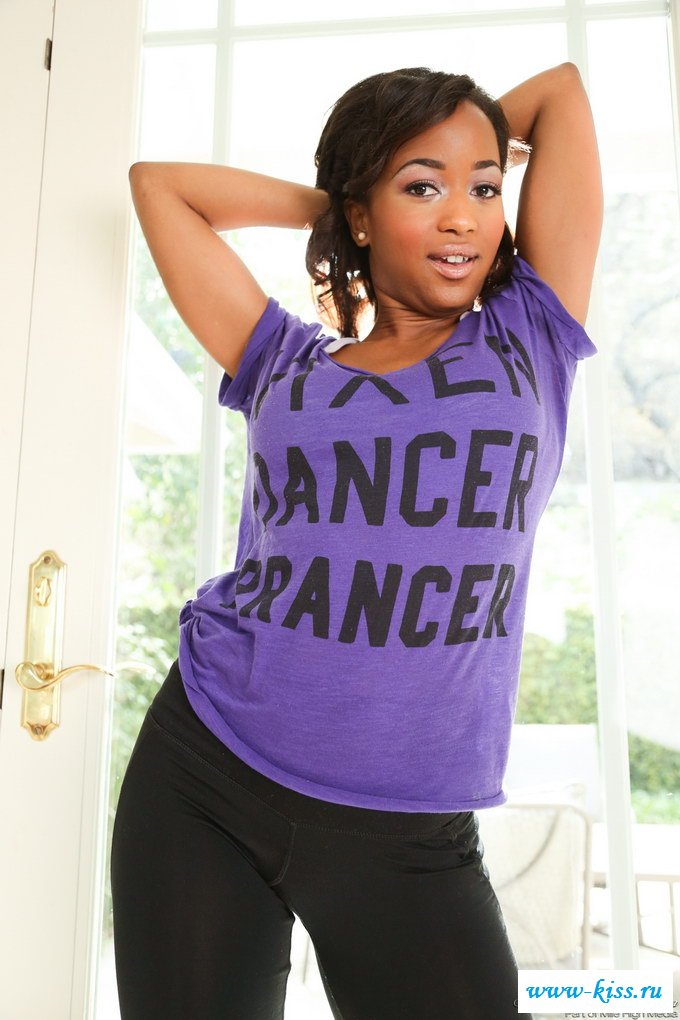 Сексапильная леди танцует с обнаженной писькой