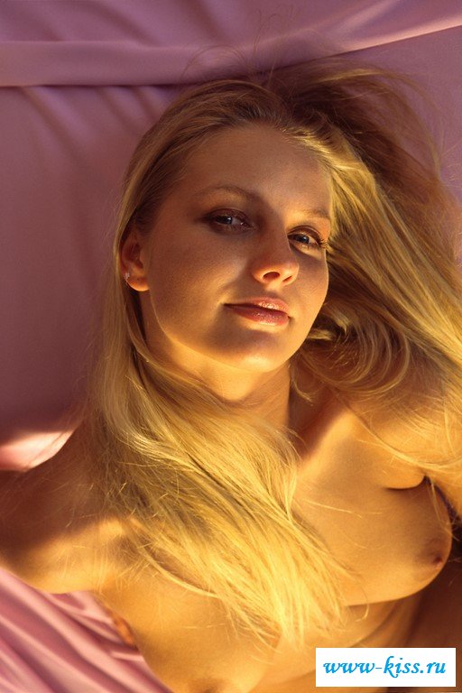 Порочная шалава с голой пилоткой соблазняет