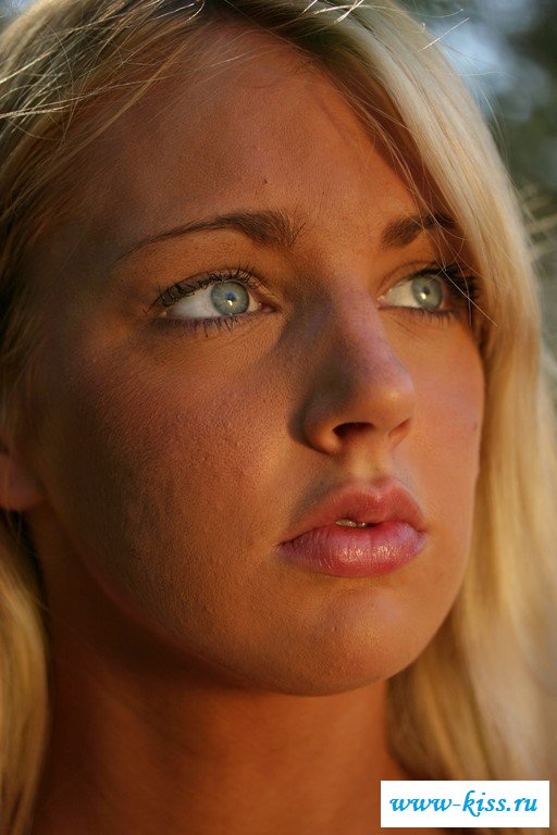 Раздетая бестия сверкает молодой писькой