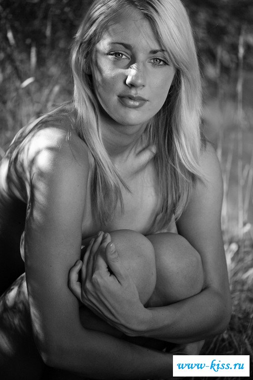 Раздетая бестия сверкает молодой писькой