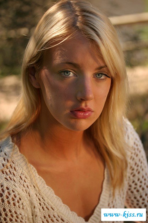 Раздетая бестия сверкает молодой писькой