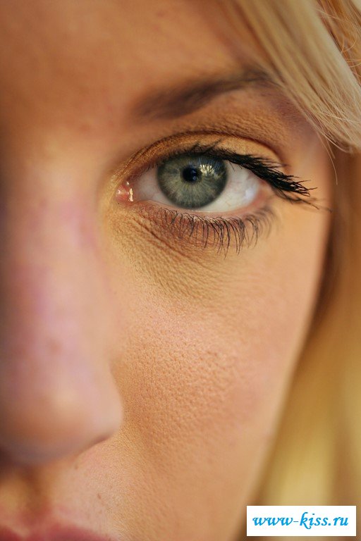 Раздетая бестия сверкает молодой писькой