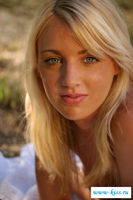 Раздетая бестия сверкает молодой писькой