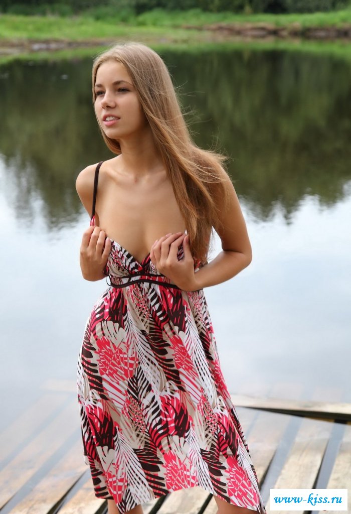 Смелая цыпочка разделась полностью