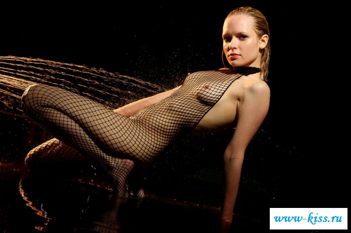 Русская девка с обнаженными титьками флиртует