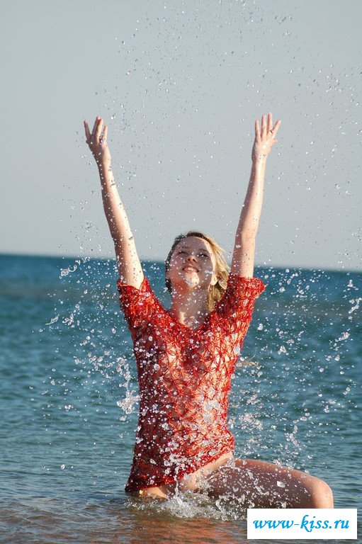 Раздетая хулиганка умеет зажигать по – взрослому