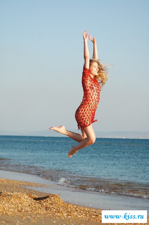 Раздетая хулиганка умеет зажигать по – взрослому