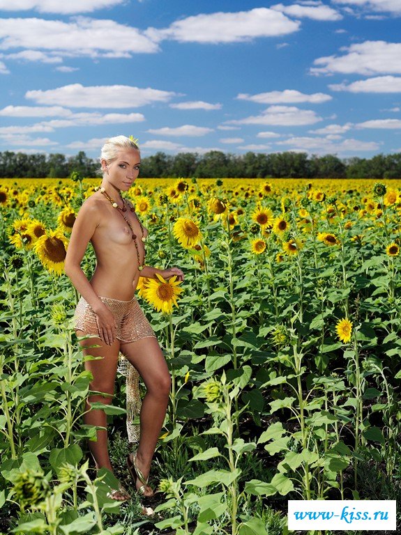 Раздетая красавица в деревне не скучает