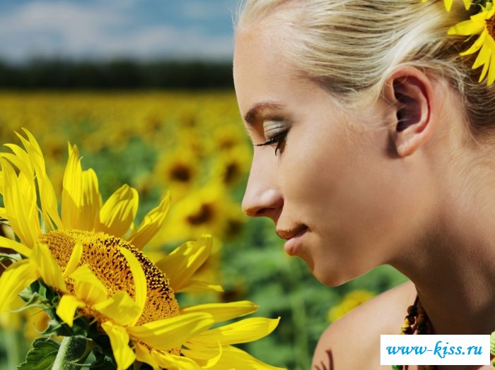 Раздетая красавица в деревне не скучает