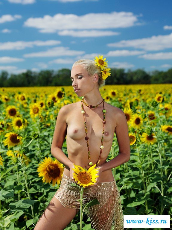 Раздетая красавица в деревне не скучает