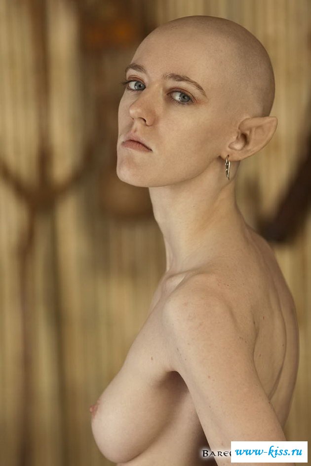 Обнаженная худышка очень привлекательна