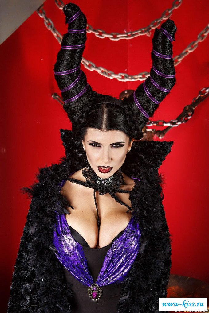 Голая малифисента сверкает дойками в спальне