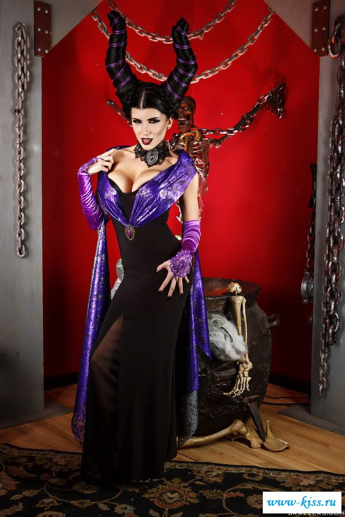 Голая малифисента сверкает дойками в спальне