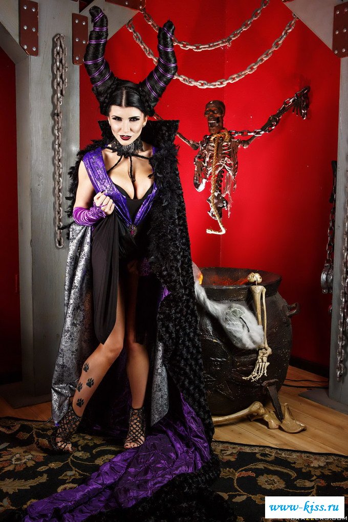 Голая малифисента сверкает дойками в спальне