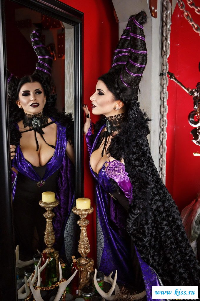 Голая малифисента сверкает дойками в спальне