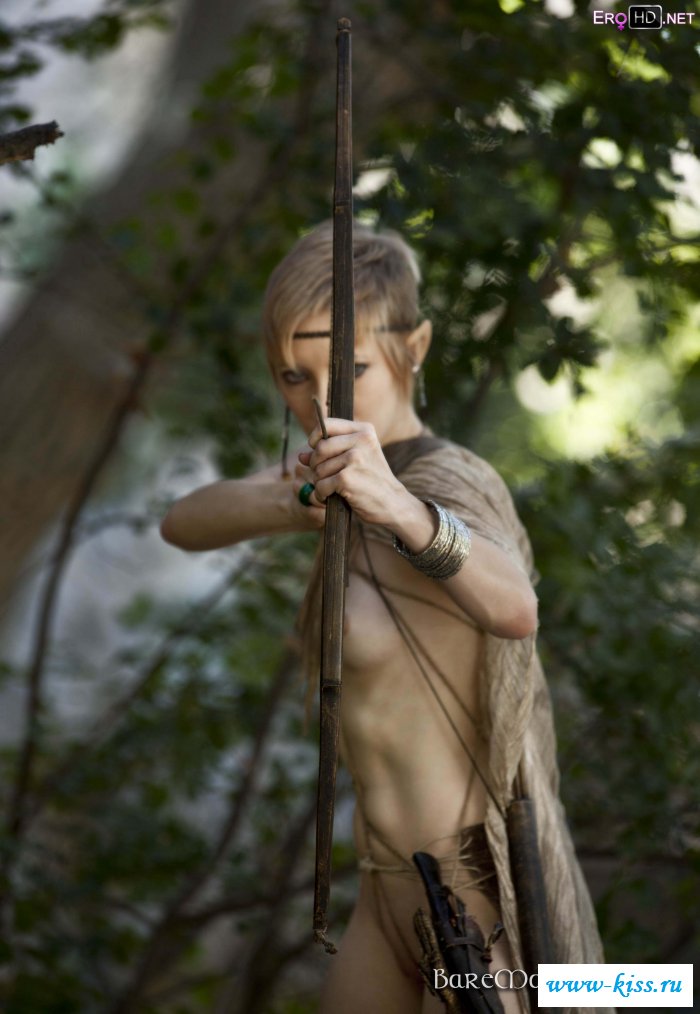 Раздетая эльфийская девица получает кайф