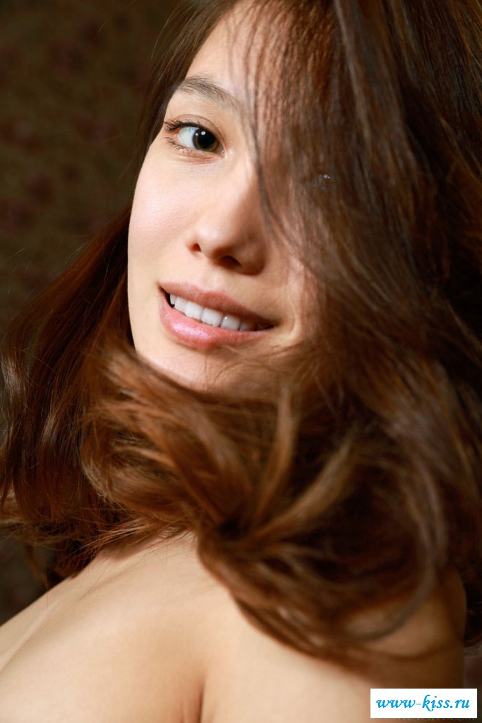 Раздетая телочка хвастается побритой киской