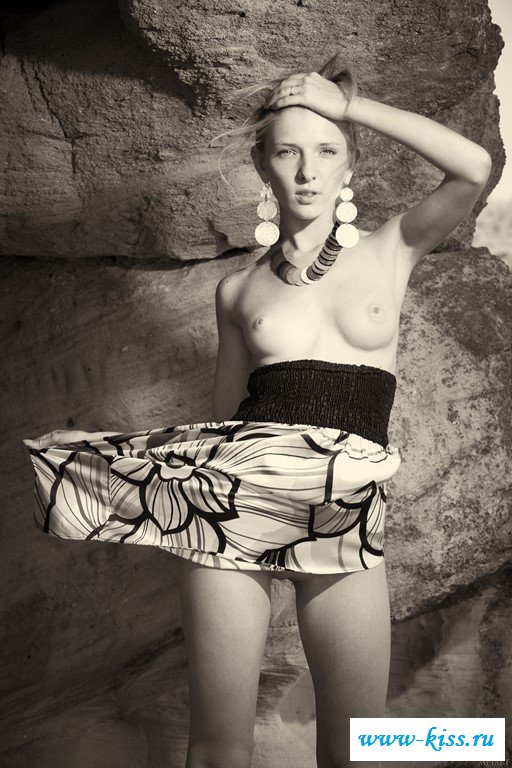 Голая студентка показала прелести на природе