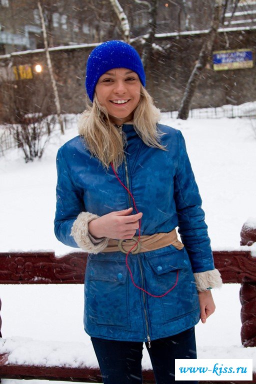 Симпатичная блондина начинает раздеваться