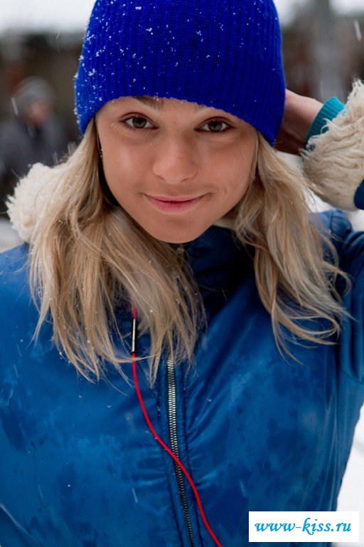 Симпатичная блондина начинает раздеваться