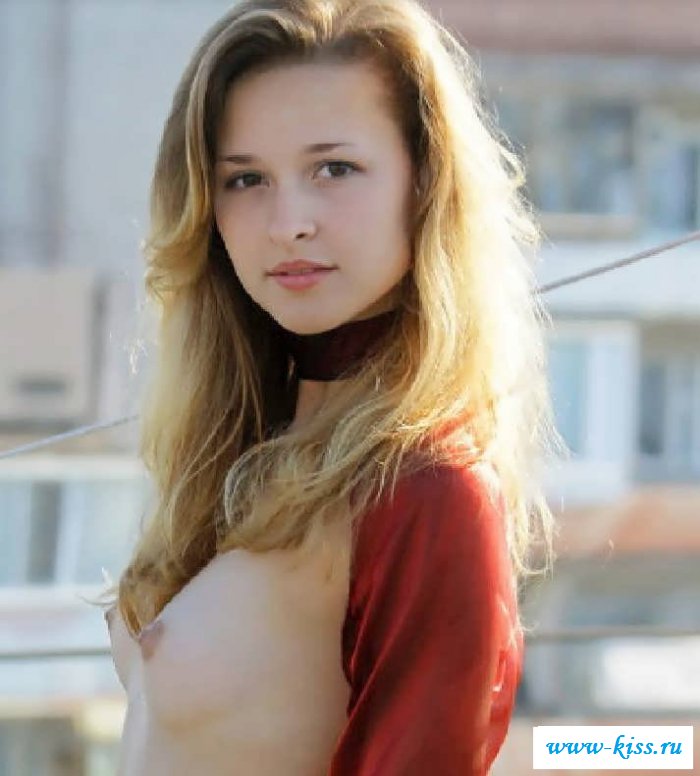 Очаровашка с голой грудью на крыше