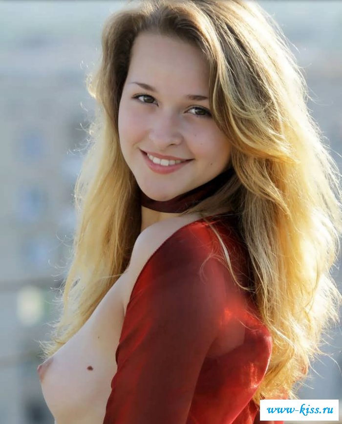 Очаровашка с голой грудью на крыше