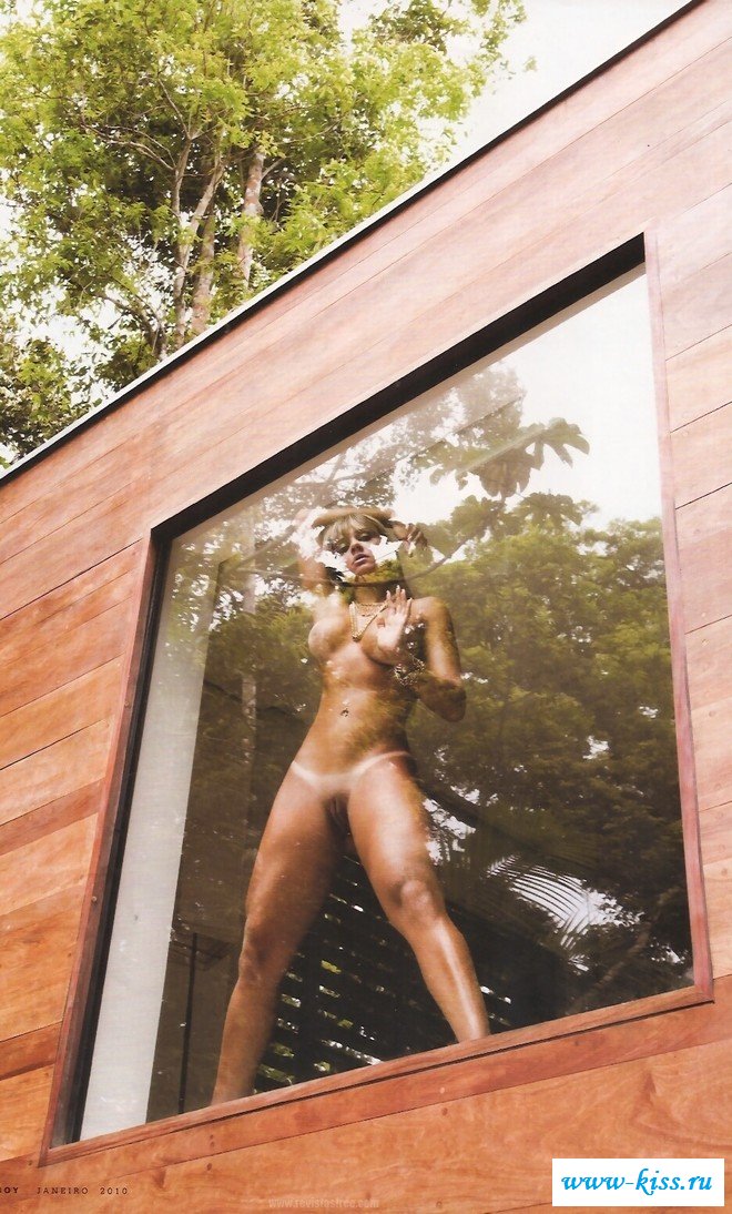 Девица просто божественна с голой грудью