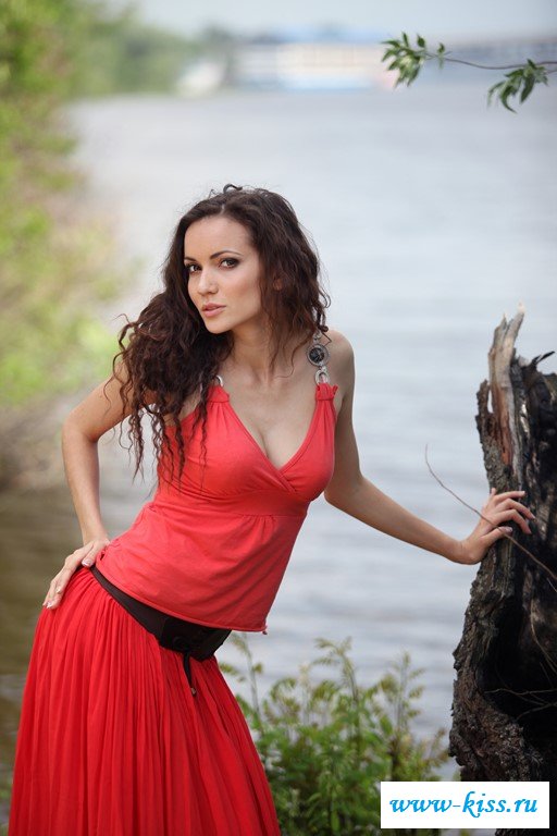 Таинственная красоточка танцует бочком в эротике