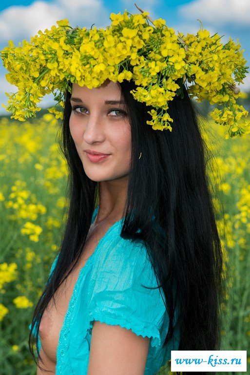 Обнаженная брюнетка показала свой анальчик