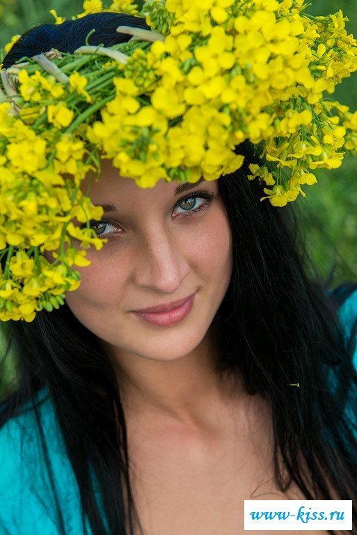 Обнаженная брюнетка показала свой анальчик