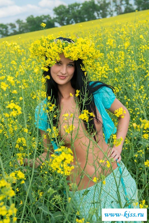 Обнаженная брюнетка показала свой анальчик