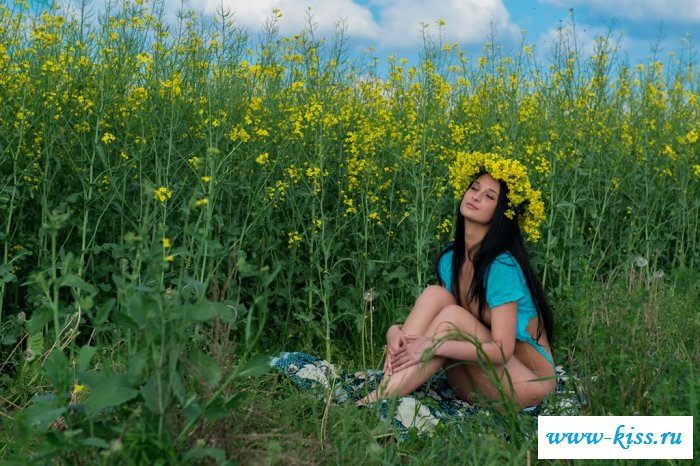 Обнаженная брюнетка показала свой анальчик