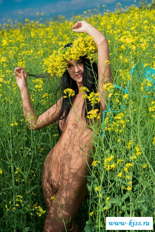 Обнаженная брюнетка показала свой анальчик