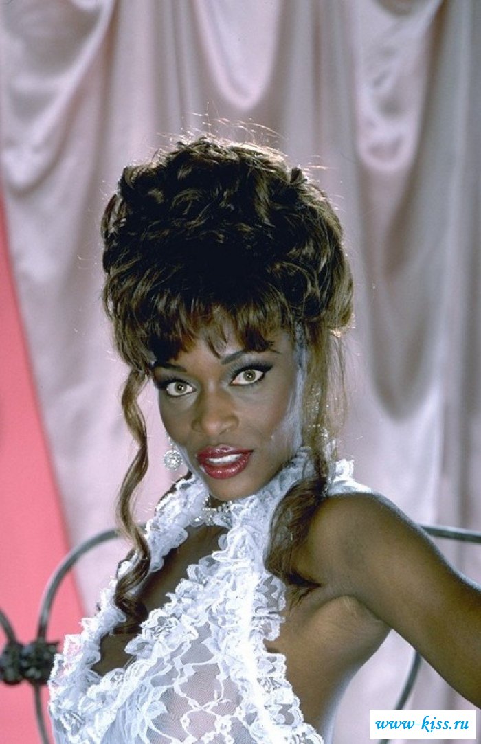 Сексапильная негритоска с голой грудью