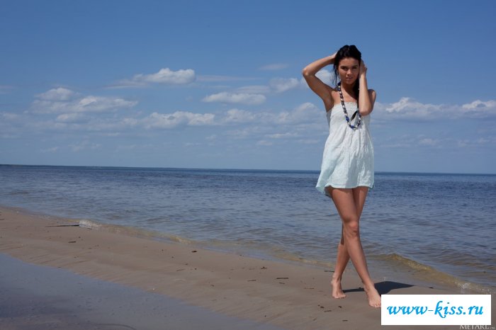 Пляжная эротика от голенькой студентки 