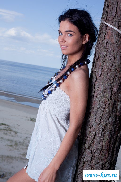 Пляжная эротика от голенькой студентки 