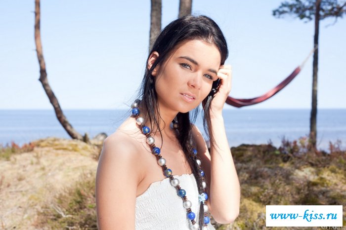 Пляжная эротика от голенькой студентки 