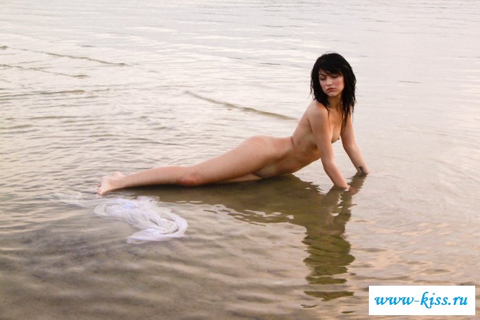 Голая брюнетка показывает титьки и лобок