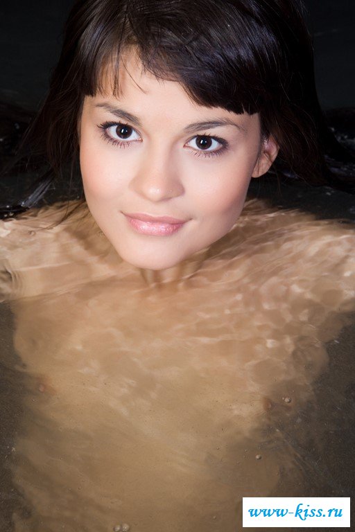 Эротичная сучка кайфует в воде