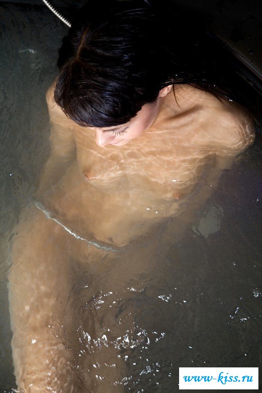 Эротичная сучка кайфует в воде