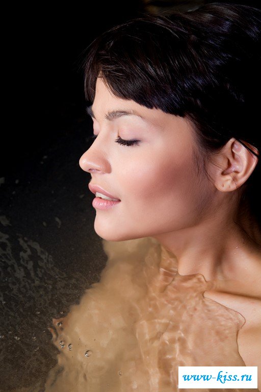 Эротичная сучка кайфует в воде