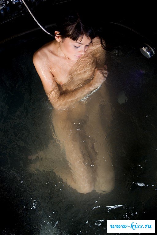 Эротичная сучка кайфует в воде