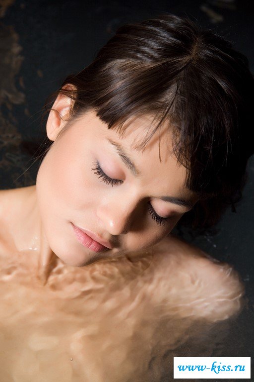 Эротичная сучка кайфует в воде