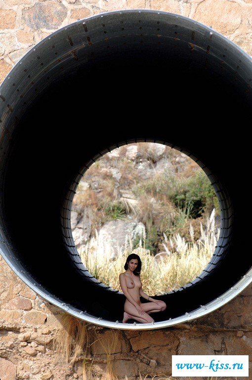 Девушка без одежды восхитительно позирует