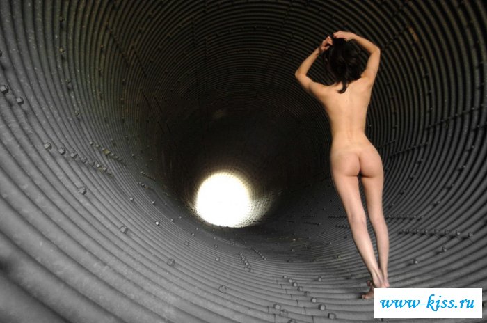 Девушка без одежды восхитительно позирует