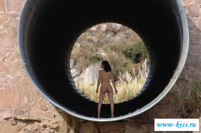 Девушка без одежды восхитительно позирует