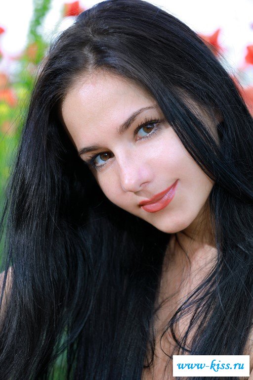 Среди цветов кайфует голенькая деваха