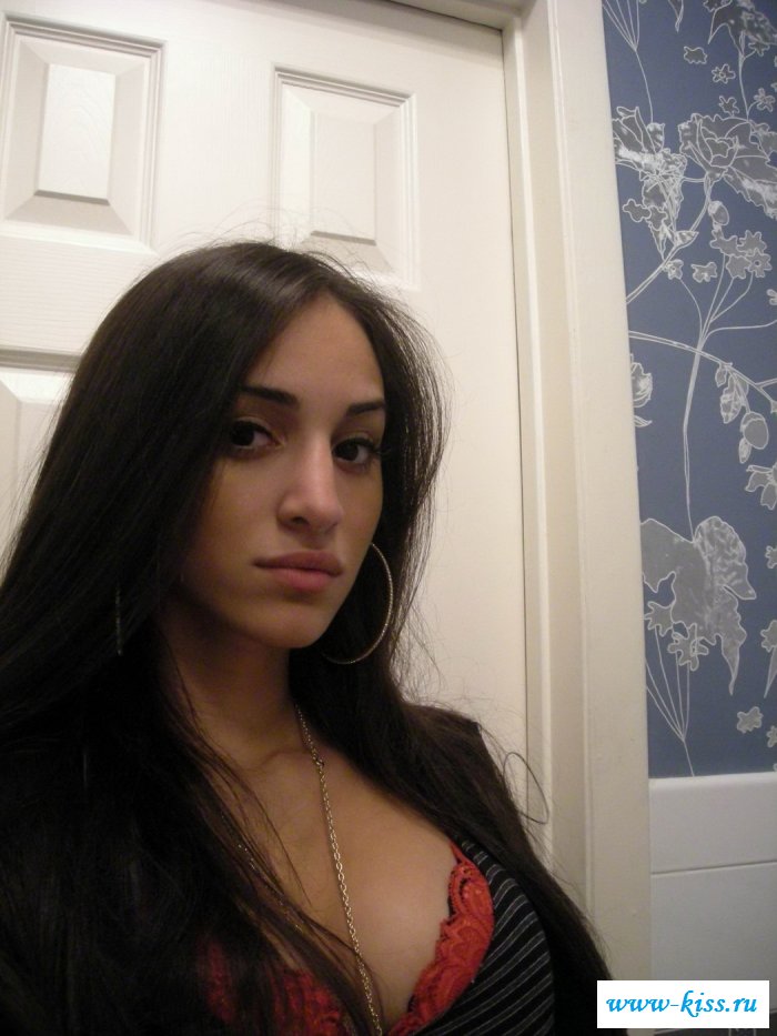 Грудастая мамзель позирует в эротике